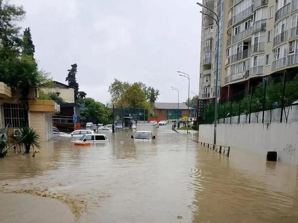 Сочи под градом воды: ливень превратил улицы в реки, а общественный транспорт — в неподвижные колонны