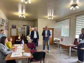 Козловский проверил ход выборов в Пустошке, Великолукском и Куньинском округах